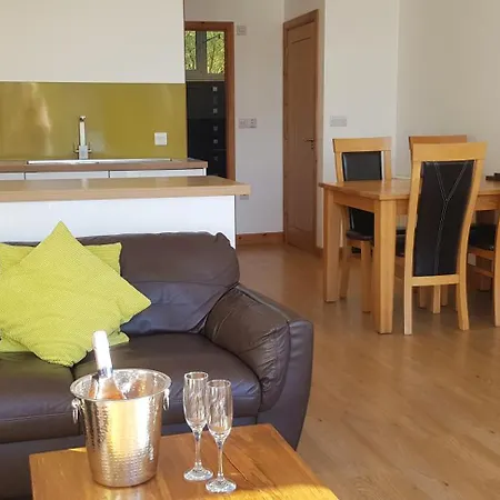 Daire Marina Boathouse, Windermere Lets *